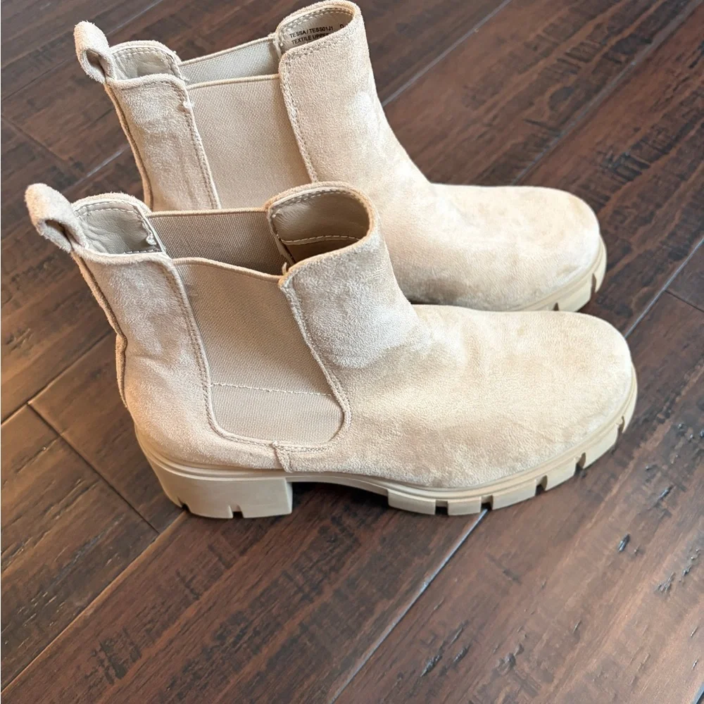 Madden girl tan chunky 90’s platform Tessa Chelsea boots